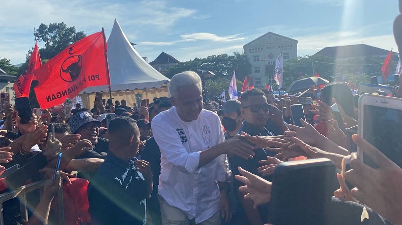 Ganjar Hadiri Hajatan Rakyat di Ambon, Warga Serempak Pekikkan We Love You