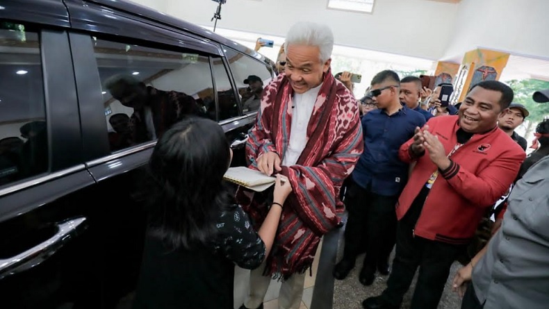Bocah SD di Ambon Senang Lukisannya Ditandatangani Ganjar