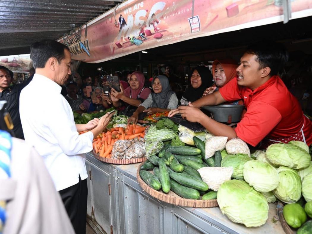 Presiden Jokowi Bagikan Bansos di Pasar Mungkid Magelang