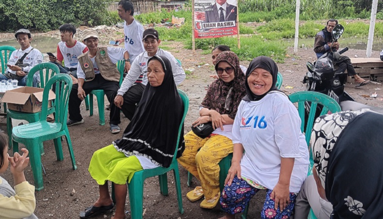 Korban Angin Puting Beliung di Jakbar Senang Dapat Bantuan Rumah Sementara dari Caleg Perindo Dina Masyusin