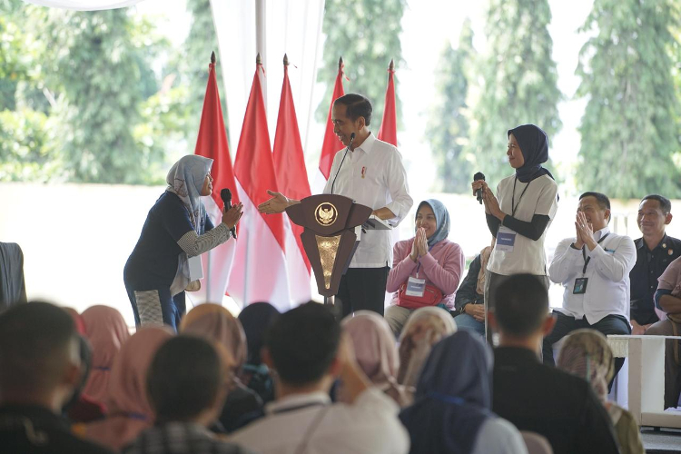 Intip Potret Kemesraan Jokowi saat Temui Ibu-ibu Nasabah PNM Magelang