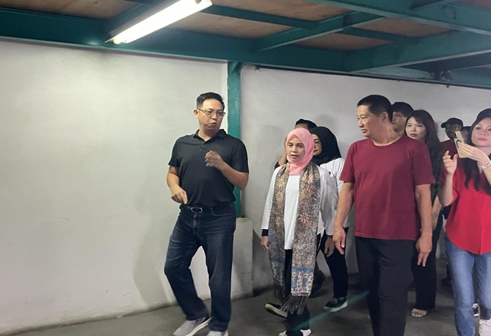 Siti Atikoh Kagum Pabrik Sepatu di Jombang Rekrut Hampir 1.000 Tenaga Kerja Perempuan