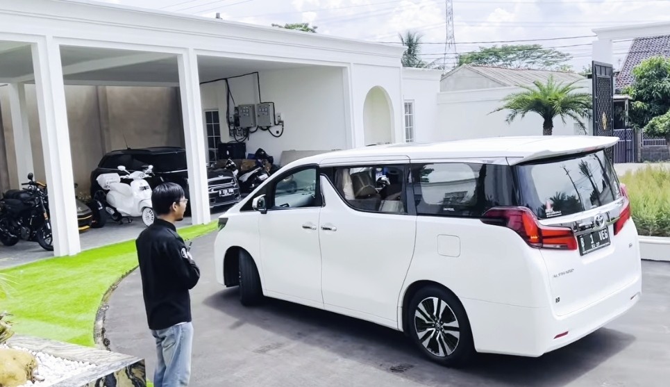 Pamer, Isi Garasi Ustadz Solmed dan April Jasmine Dipantau Ditjen Pajak
