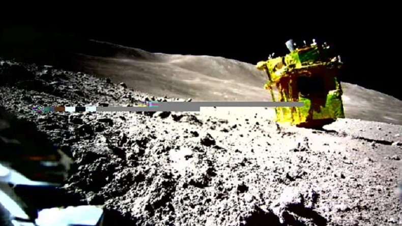 Mendarat Terbalik, Wahana Bulan Jepang Akhirnya Kembali Berkomunikasi