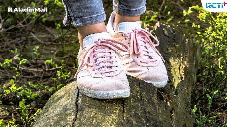 Modis! 5 Outfit Ini Cocok Dipadukan dengan Sneakers Cewek Casual