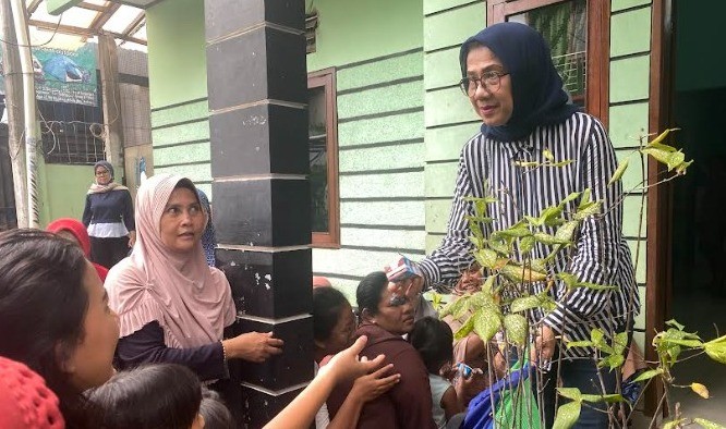 Datangi Warga Pasar Minggu, Caleg Partai Perindo Alva Ruslina Disambut Meriah