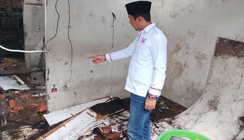 Caleg Perindo Dina Masyusin Tinjau 6 Rumah Rusak di Cengkareng Jakbar