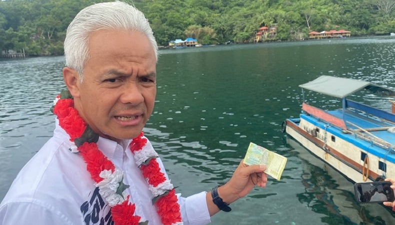 Ganjar Tunjukkan Uang Kertas Rp1.000, Kagum dengan Keindahan Gunung Api Banda