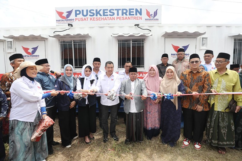 Resmikan Puskestren di YLPI Pesantren Buntet Cirebon, HT Tampung Keluhan Kesehatan Santri