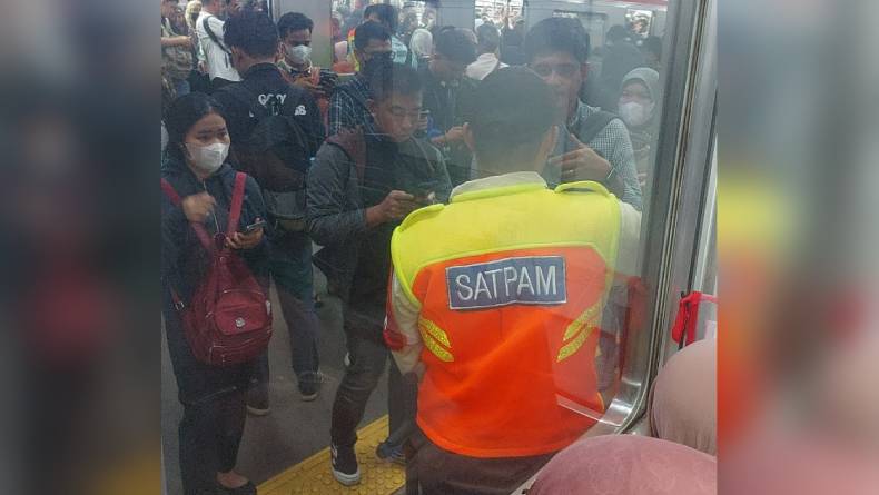 KRL Tanah Abang-Rangkasbitung Gangguan, Penumpang Menumpuk di Stasiun