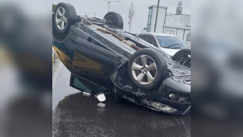 Mobil Audi Terguling di JLNT Antasari, Diduga karena Jalan Licin