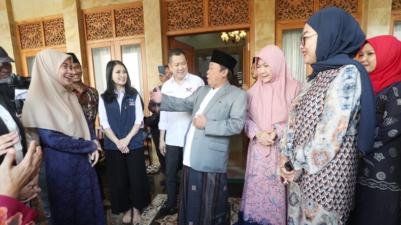 Tiba di Cirebon, Siti Atikoh Disambut Pimpinan Ponpes Kempek KH Muhammad Musthofa Aqil Siroj