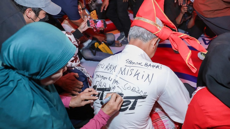 Warga Makassar Tuliskan Pesan di Punggung Ganjar Pranowo, Ini Bunyinya