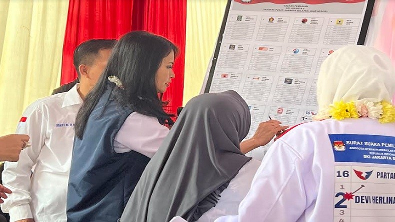 Blusukan ke Jagakarsa, Partai Perindo Ajarkan Warga Cara Mencoblos Kertas Suara yang Benar