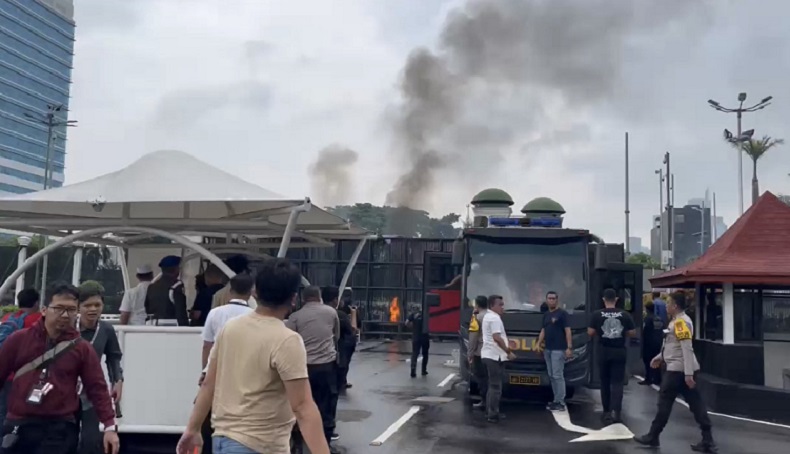 Demo Memanas, Massa Apdesi Bakar Spanduk hingga Lempar Batu ke Gedung DPR