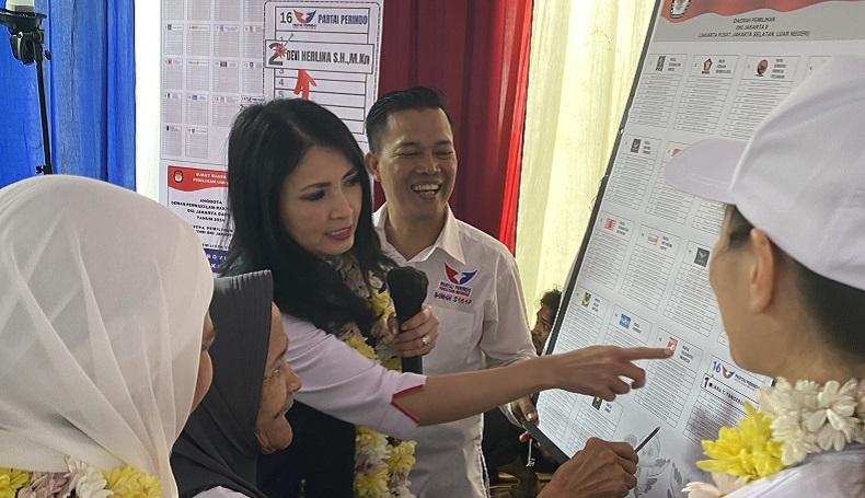 Emak-Emak Jagakarsa Antuasias Belajar Cara Pencoblosan Bareng Liliana Tanoesoedibjo 