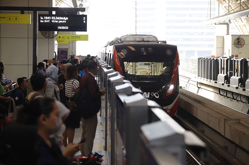 Penumpang LRT Jabodebek Naik 14 Persen sejak Penambahan Waktu Operasional