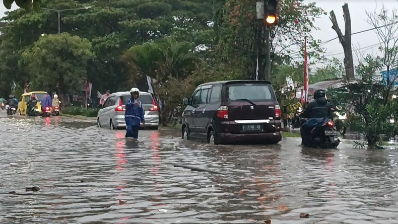 Nekat Terobos Banjir, Sejumlah Kendaraan Mogok di Depan Terminal Sukabumi