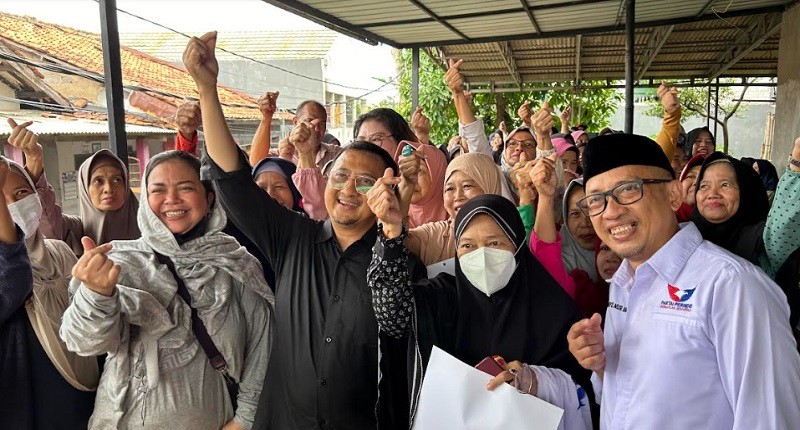 Warga Bambu Apus Semangat Sapa Yusuf Mansur di Bazar Murah Partai Perindo