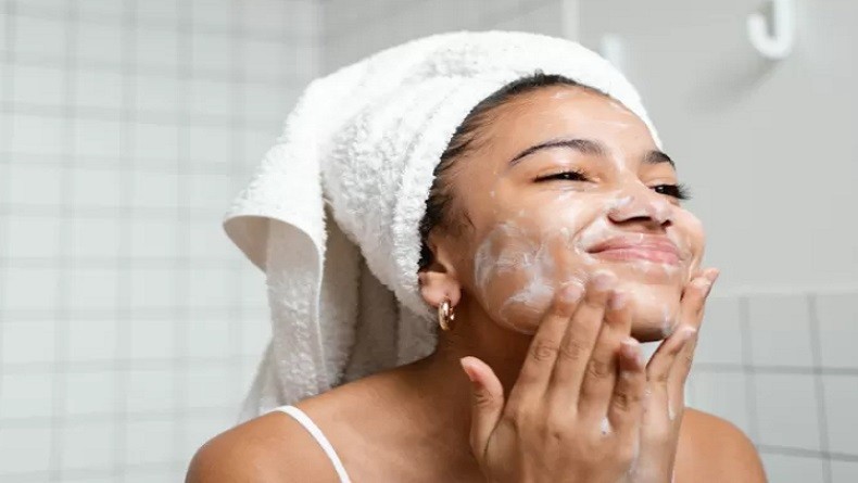 Jangan Asal, Begini Cara Memilih Sabun Muka Sesuai Jenis Kulit 