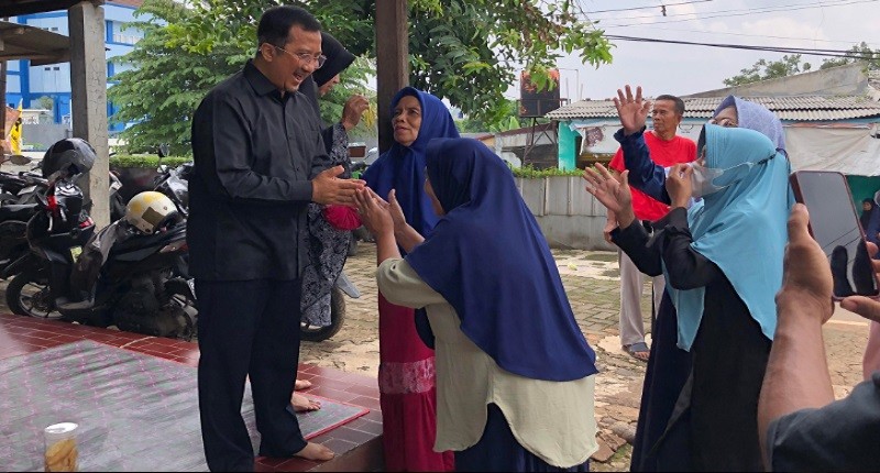 Caleg Perindo Yusuf Mansur Diserbu Emak-Emak saat Gelar Bazar Minyak Murah