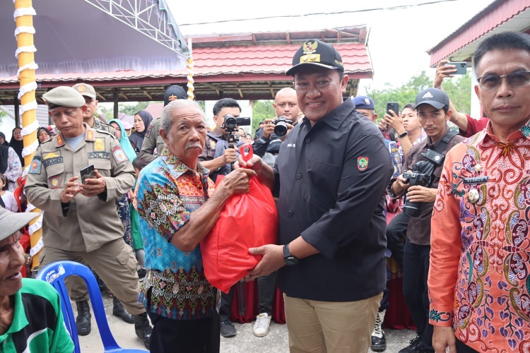 Wagub Kalteng Buka Pasar Penyeimbang, Masyarakat Sambut Antusias