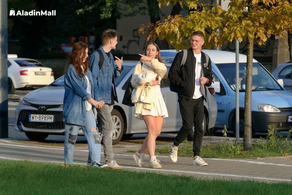 Rekomendasi Outfit untuk Hangout Bareng Teman, Kemeja Masih Jadi Pilihan Favorit