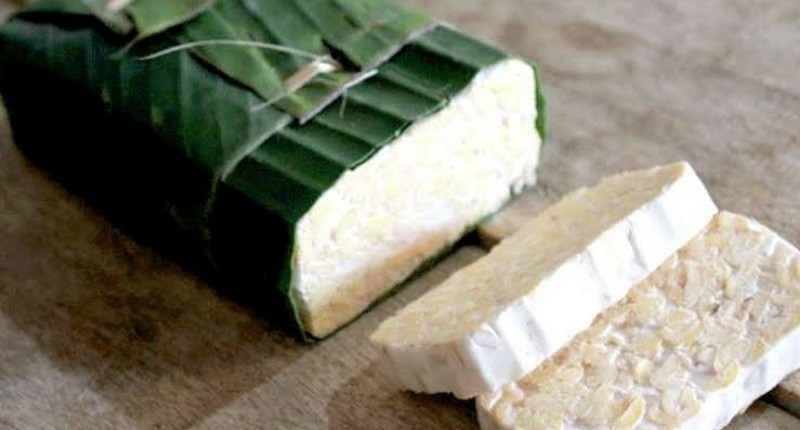 Cara Pembuatan Tempe, Dibungkus Daun Pisang Rasanya Makin Enak!