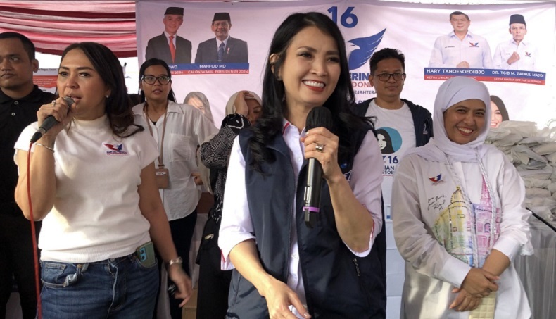 Liliana Tanoesoedibjo Bantu Pedagang UMKM di Petukangan Utara untuk Dapatkan Gerobak Perindo