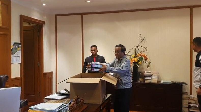 Momen Mahfud MD Berkemas usai Pamit ke Pegawai Kemenko Polhukam