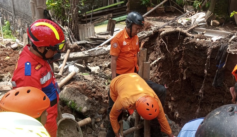 Tembok Rumah di Cibinong Bogor Ambruk, Pekerja Bangunan Tewas