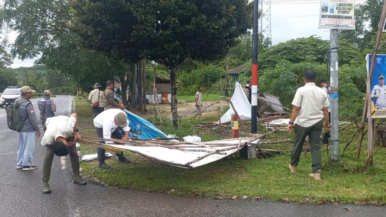 Satpol PP Tertibkan Ratusan APK yang Menggangu Pengendara di Bangka Barat