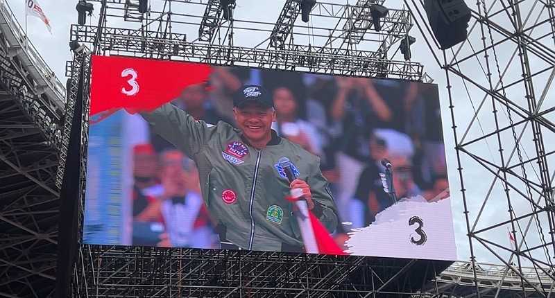 Sapa Warga, Ganjar Pranowo Tampil Gagah dengan Jaket Bomber di Konser Salam Metal