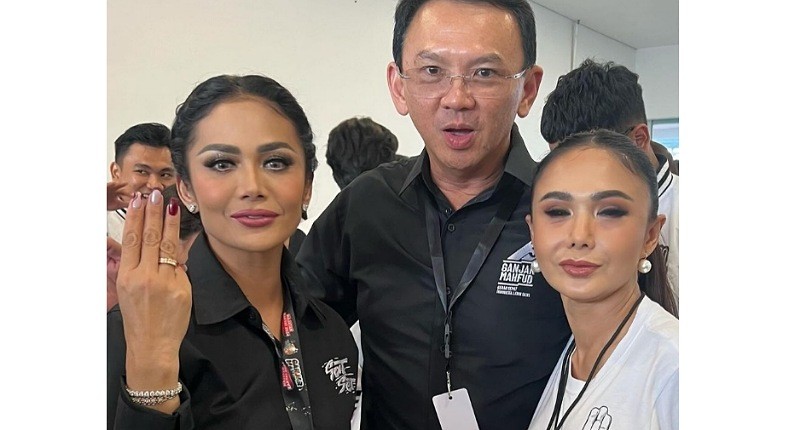 Potret Krisdayanti di Acara Hajatan Rakyat Ganjar-Mahfud, Tampil Stunning dengan Bold Make Up Look