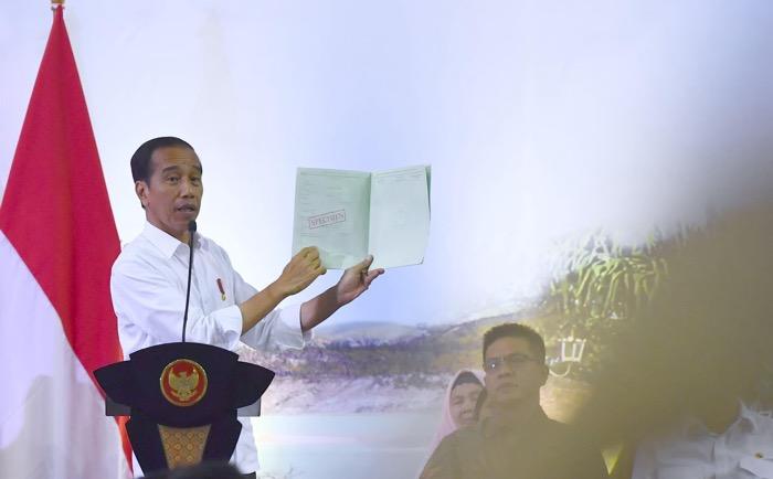 Jokowi Bagi-bagi 3.000 Sertifikat Hak Atas Tanah di Kabupaten Bandung: Tolong Disimpan