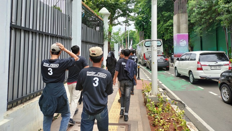 Massa Mulai Datangi GBK Hadiri Konser Salam Metal Ganjar-Mahfud