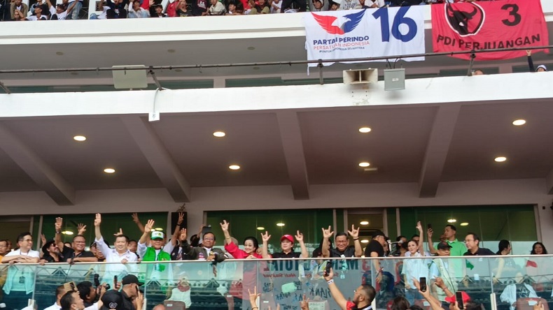 Momen Ketum Parpol Pengusung Ganjar-Mahfud Kompak Pose 3 Jari di GBK