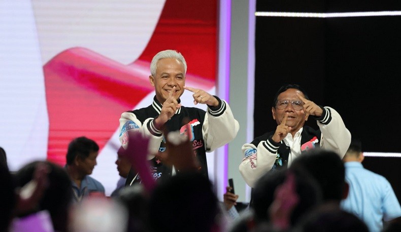 Dukung Industri Lokal, Ganjar-Mahfud Tampil Keren dengan Jaket Varsity di Debat Pamungkas
