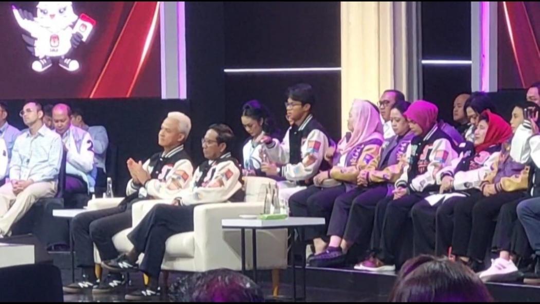 Ganjar-Mahfud Kompak Pakai Jaket Varsity di Debat Kelima Pilpres 2024, Ini Filosofinya