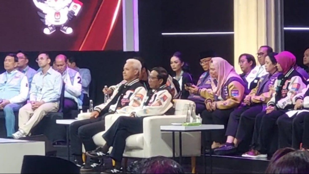 Ganjar-Mahfud Tampil Modis Pakai Sepatu Sneaker Karya Anak Bangsa di Debat Kelima Pilpres 2024