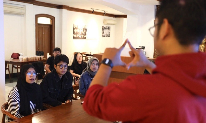 Belajar Bahasa Isyarat Indonesia, Alam Ganjar: Tingkatkan Fasilitas dan Infrastruktur Ramah Disabilitas