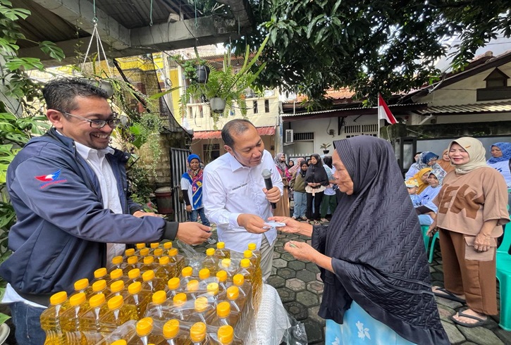 Caleg Partai Perindo Gelar Bazar Minyak Goreng Murah untuk Warga Kebagusan