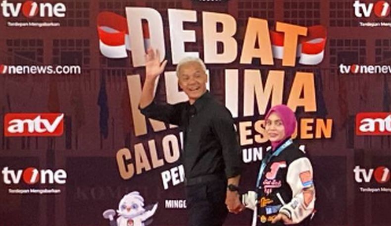 Debat Capres, Ganjar Tiba di JCC Beri Salam Metal ke Pendukung