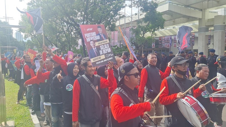 Meriah, Pendukung Ganjar-Mahfud Penuhi JCC Jelang Debat Pilpres Terakhir