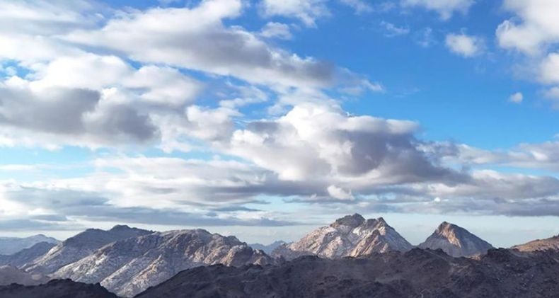 Penampakan Gunung dan Gurun Saudi Diselimuti Salju, Suhu di Bawah 0 Derajat Celsius