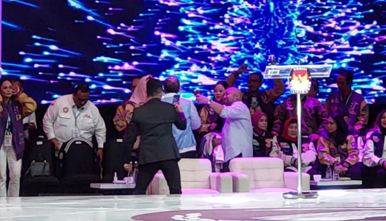 Momen Anak Prabowo Didit Selfie Bareng Puan Maharani dan Yenny Wahid saat Jeda Debat Capres 2024