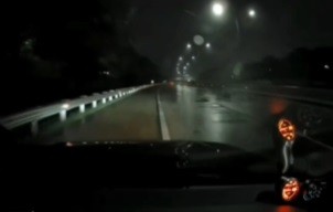 Viral Pengendara Mobil Panik Alami Aquaplaning, Netizen: Itu Hujan Kenapa Ngebut