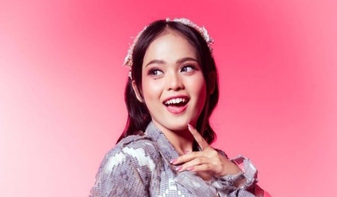 Putri Isnari Curhat Lewat Single Terbaru Menggapai Cinta! Download Gratis di TREBEL