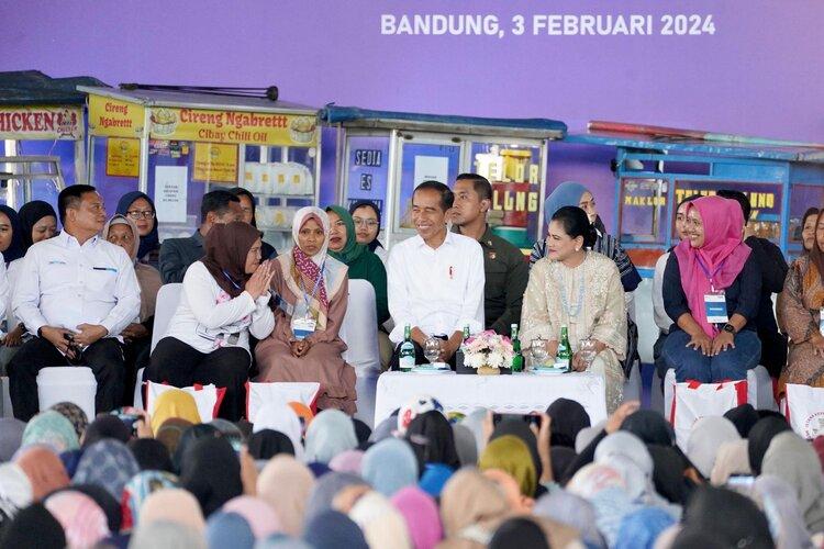 Jokowi Beri Hadiah Kalung Produksi Nasabah PNM Mekaar Bandung untuk Iriana 