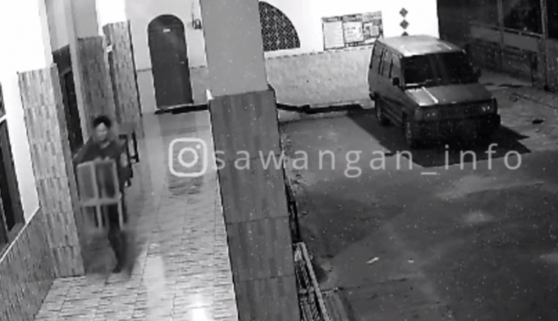 Terekam CCTV, Pria Nekat Curi Kotak Amal Musala di Bojongsari Depok